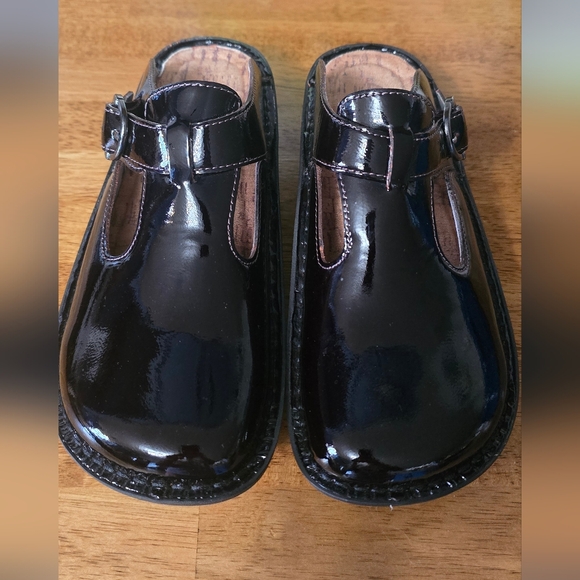 Shiny Black Kids Shoes - Picture 3 of 5